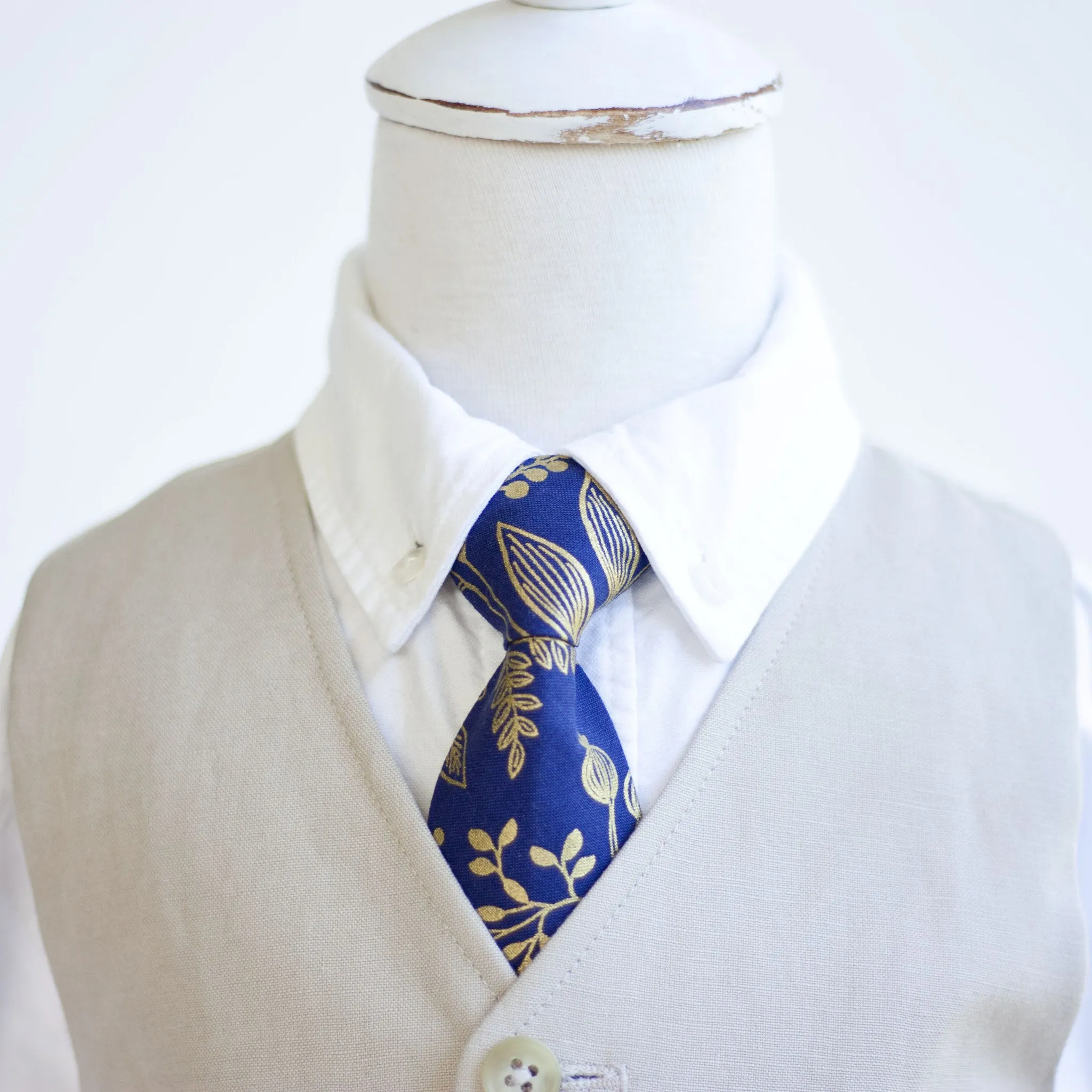 Boy's Pocket Square / Queen Anne In Navy And Metallic Gold