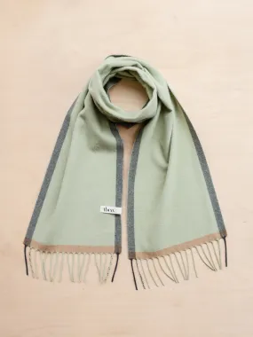 Cashmere and merino scarf in green contrast edge